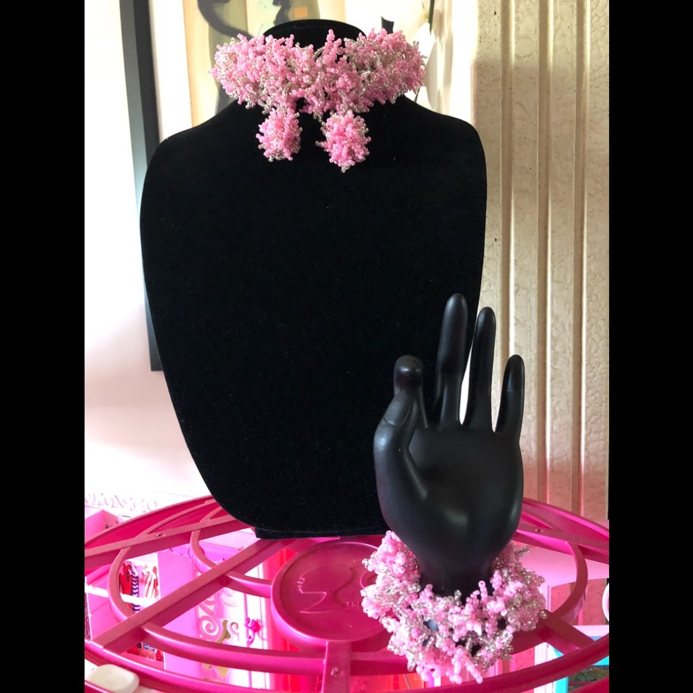 CORAL COLLAR BEADED NECKLACE.